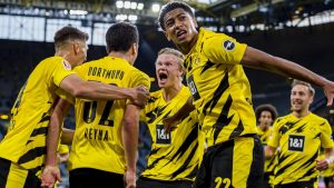 borussia dortmund players celebrate goal